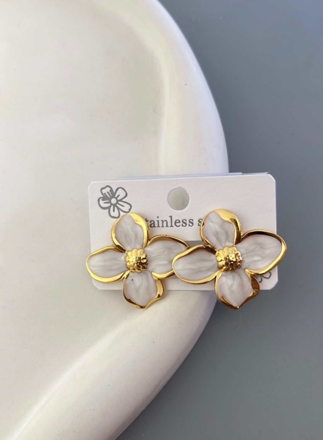 گوشواره گل سفید طلایی رزینی